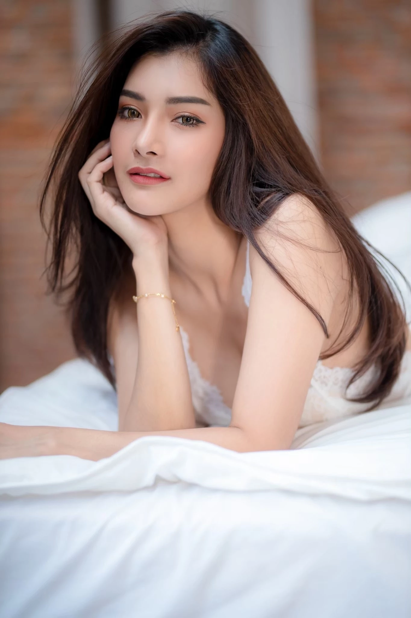 น้องอาย มีชื่อจรืงว่า พรทปวีญ์ ศรีประเสริฐ สาวสวยมากด้วยความสามารถไม่ว่าจะเป็นพริตตี้ งานในถ่ายแบบ
